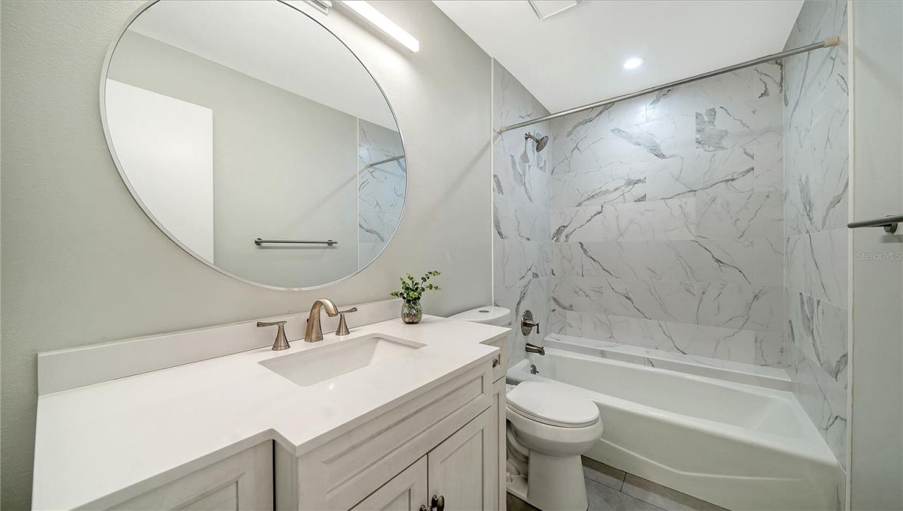 5689 Evergreen Drive, Unit 18, Sarasota, FL 34233 Photo