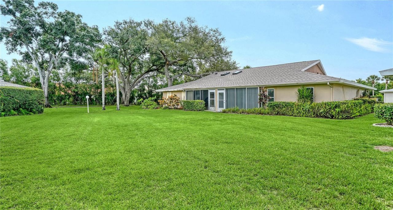 5689 Evergreen Drive, Unit 18, Sarasota, FL 34233 Photo
