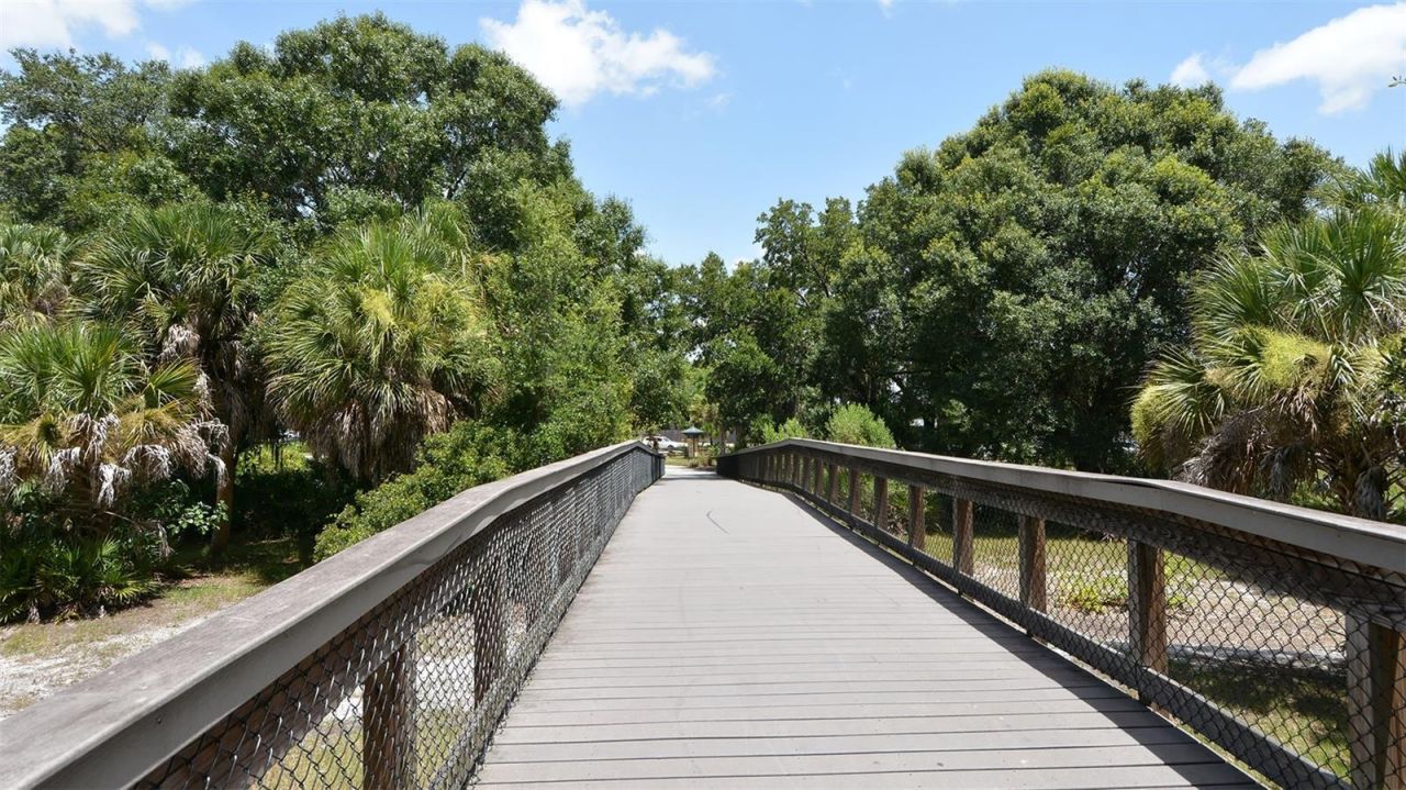 5689 Evergreen Drive, Unit 18, Sarasota, FL 34233 Photo