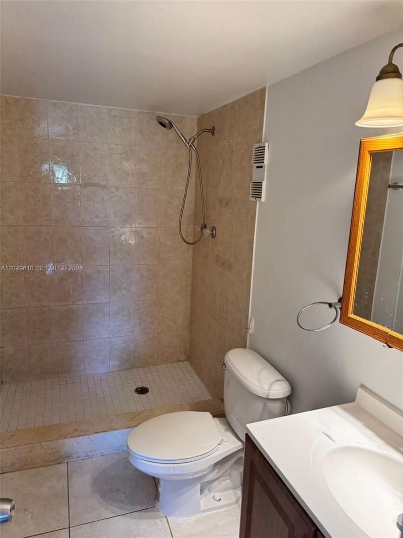 8511 NW 8th St , Unit 303, Miami, FL 33126 Photo
