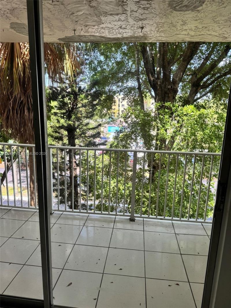 8511 NW 8th St , Unit 303, Miami, FL 33126 Photo