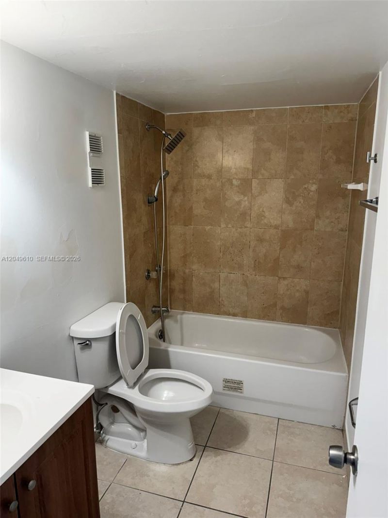 8511 NW 8th St , Unit 303, Miami, FL 33126 Photo
