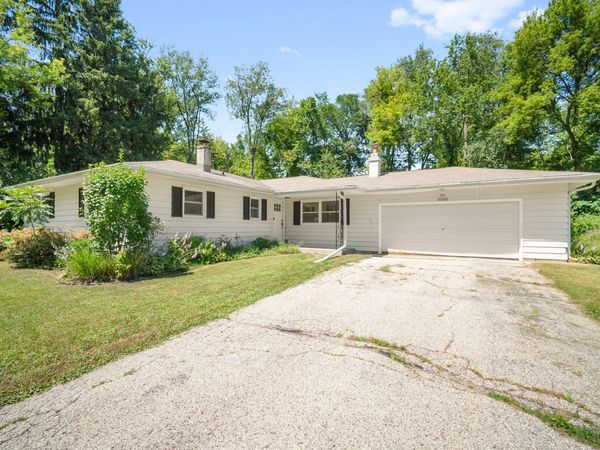 N70W39060 Foster Dr, Lac La Belle, WI 53066