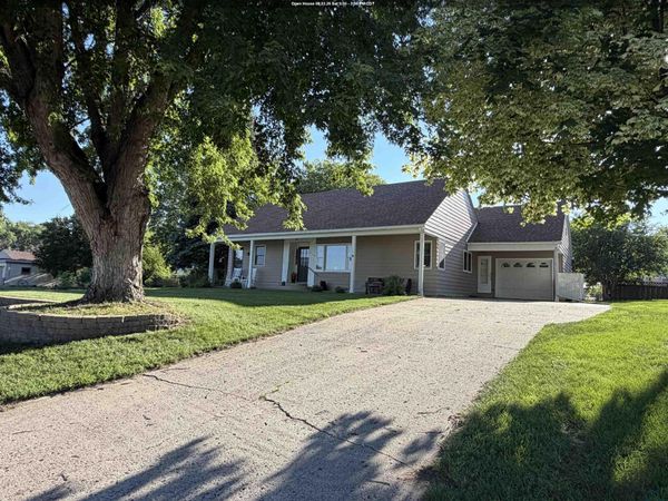 1115 Falcon Dr., Hawarden, IA 51023