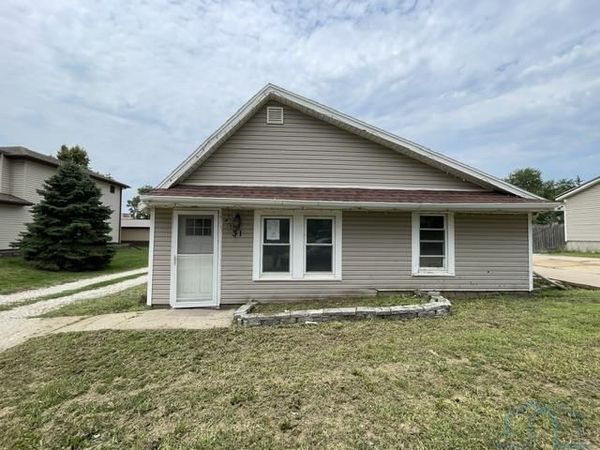 31 N 3rd, Moville, IA 51039