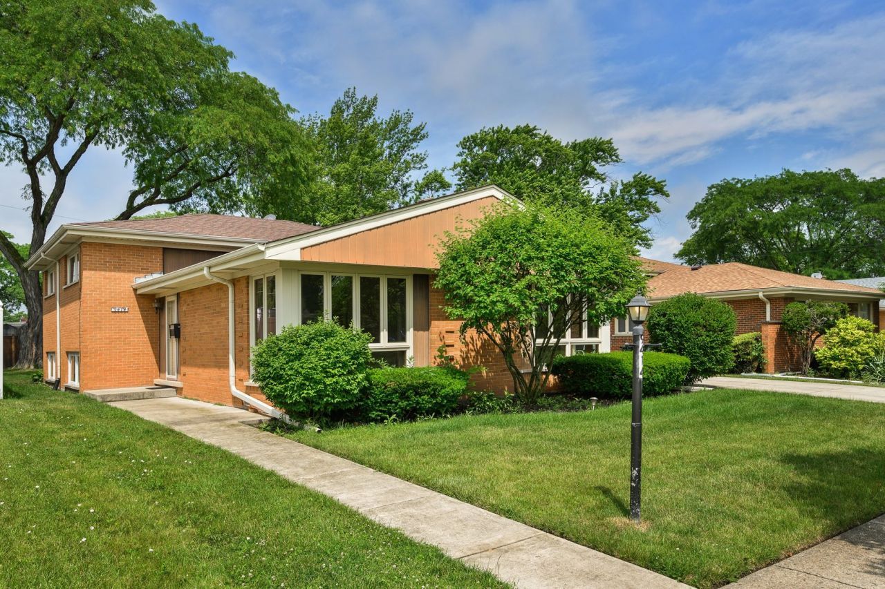 9414 Ozanam Avenue , Morton Grove, IL 60053