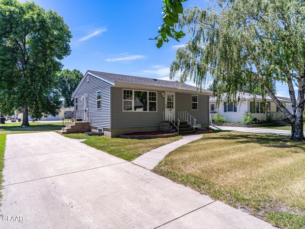 1701 11TH AVE N , Grand Forks, ND 58203