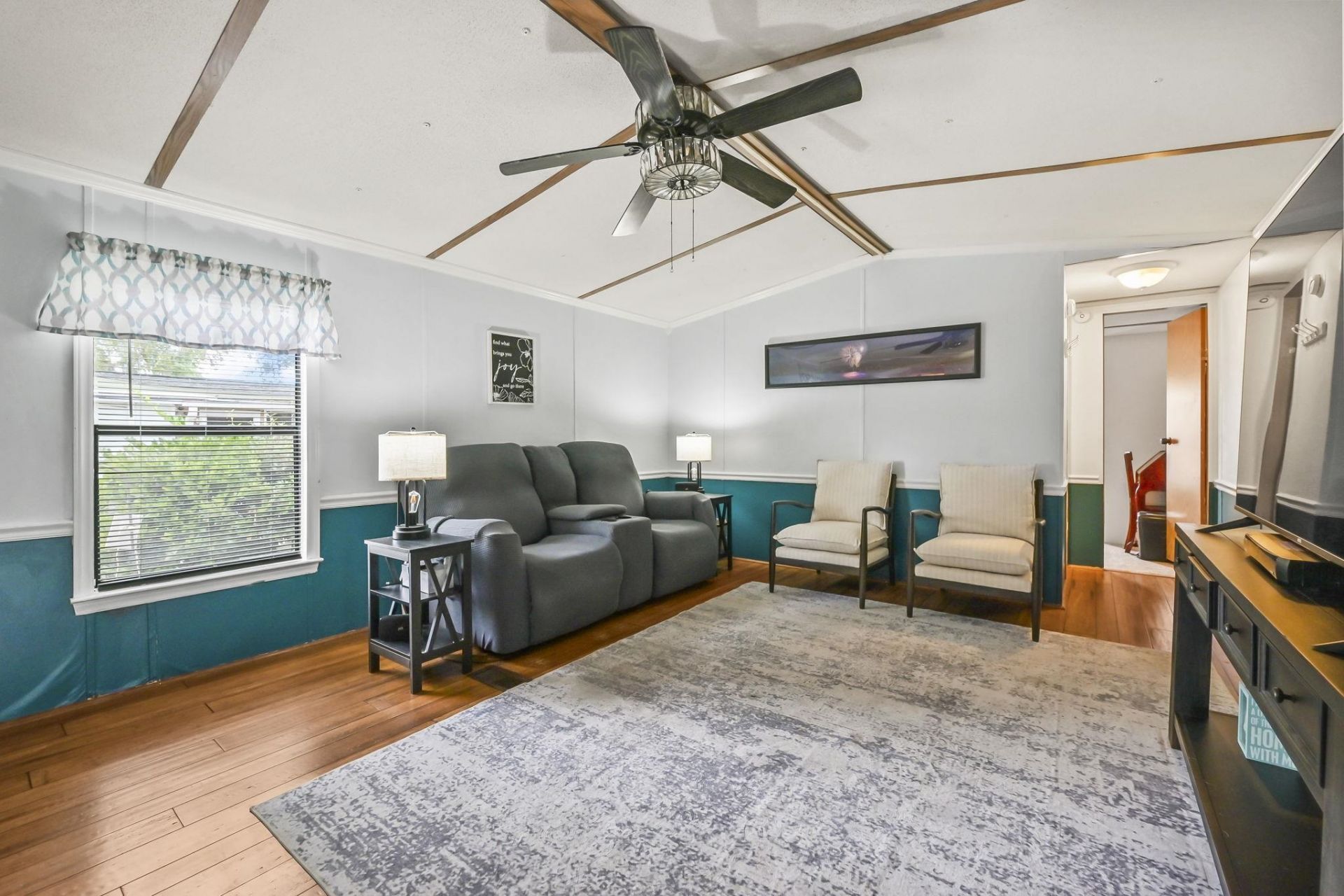 145 Ridgeway Loop Photo 9