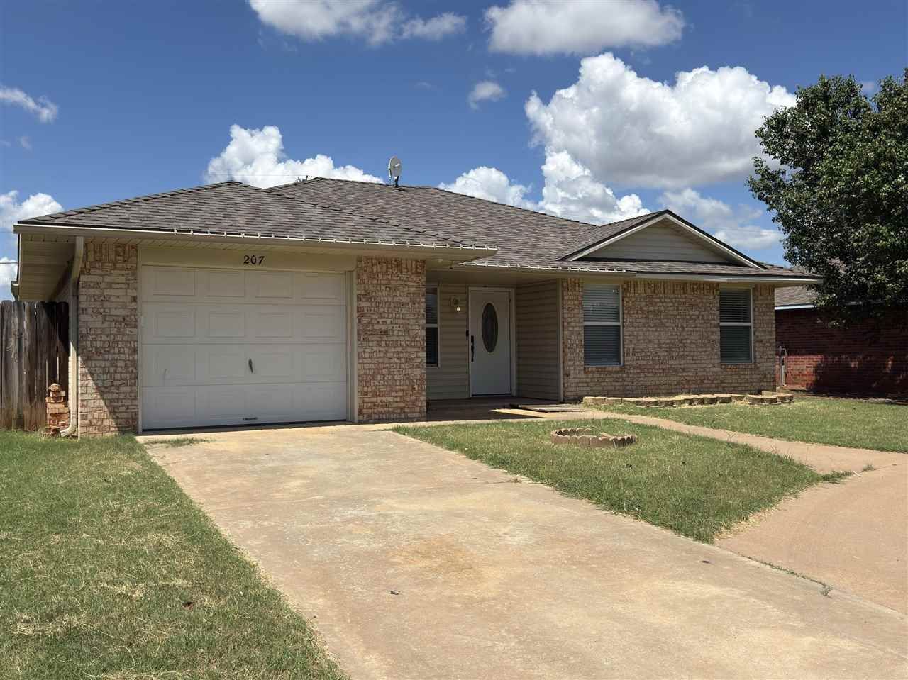 207 E B Ave, Cache, OK 73527 Main Photo