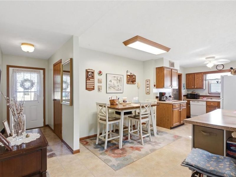 819 Spring Lake Circle, Enon Vlg, OH 45323 Photo 6
