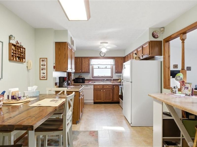 819 Spring Lake Circle, Enon Vlg, OH 45323 Photo 8