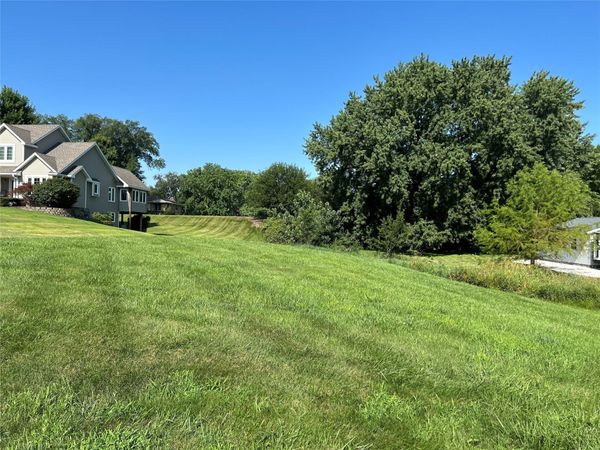 6806 NW 98th Street, Johnston, IA 50131