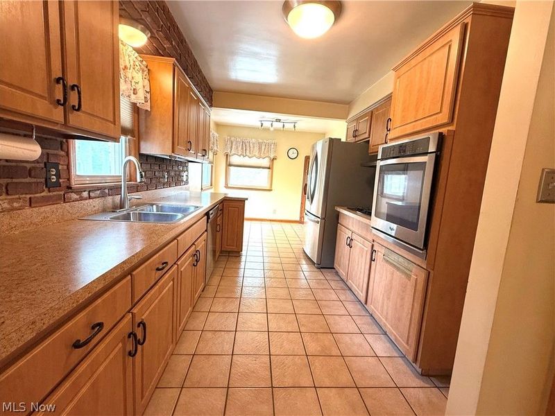 1901 Kapel Drive, Euclid, OH 44117 Photo 2