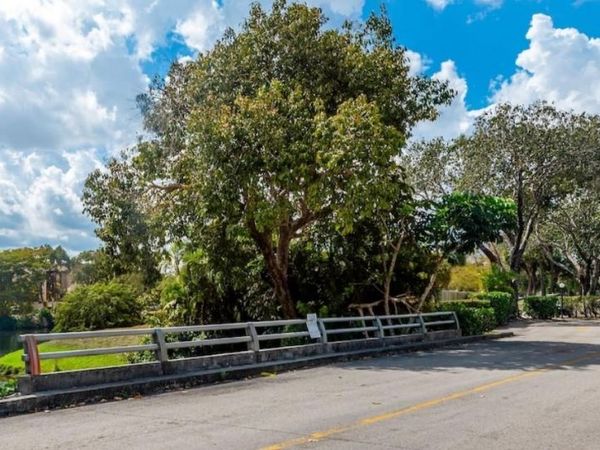 6100 S Falls Cir Dr, Unit 202, Lauderhill, FL 33319