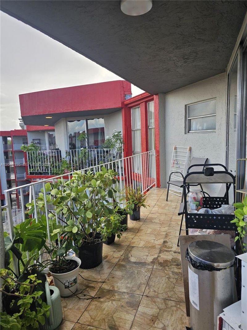 1750 W 46th St , Unit 518, Hialeah, FL 33012 Photo