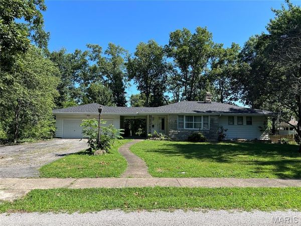 715 Susan Esther , Benton, IL 62812