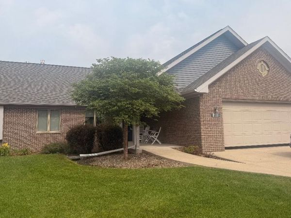211 Windmill Ln, Walworth, WI 53184