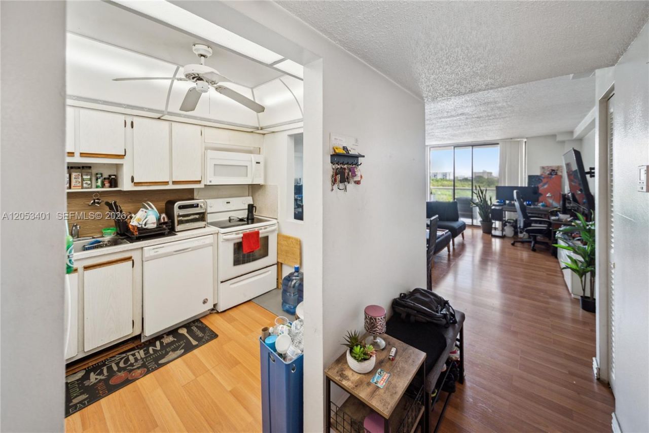 13499 Biscayne Blvd , Unit 703, North Miami, FL 33181 Photo