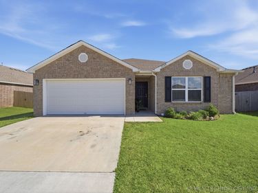 8508 E 162nd Place S, Bixby, OK 74008
