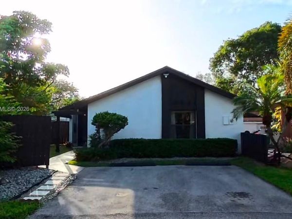 1490 Flamingo Ct , Pembroke Pines, FL 33026