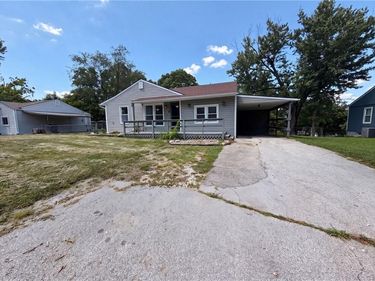8104 N State Route 9 Highway, Kansas City, MO 64152