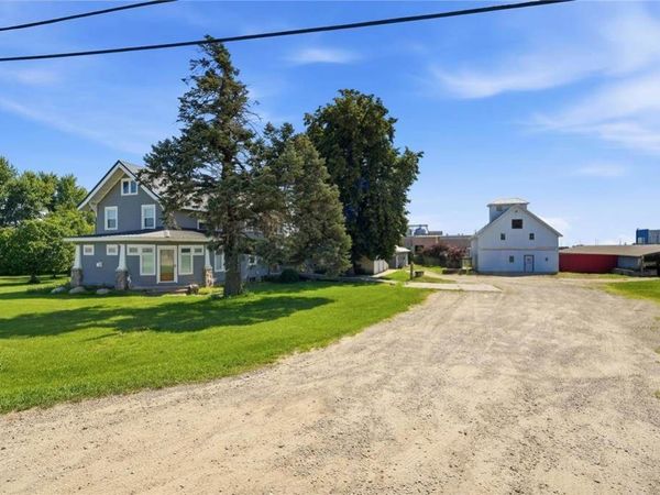 6271 Edgewood Rd SW, Cedar Rapids, IA 52404