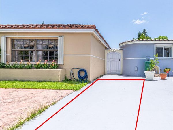 14726 SW 82nd Ter , Miami, FL 33193
