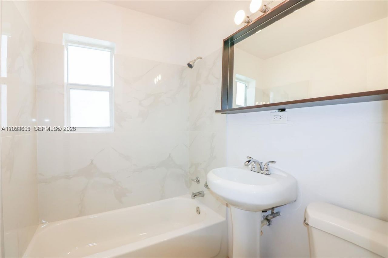 716 NE 8th St , Unit 4, Hallandale Beach, FL 33009 Photo