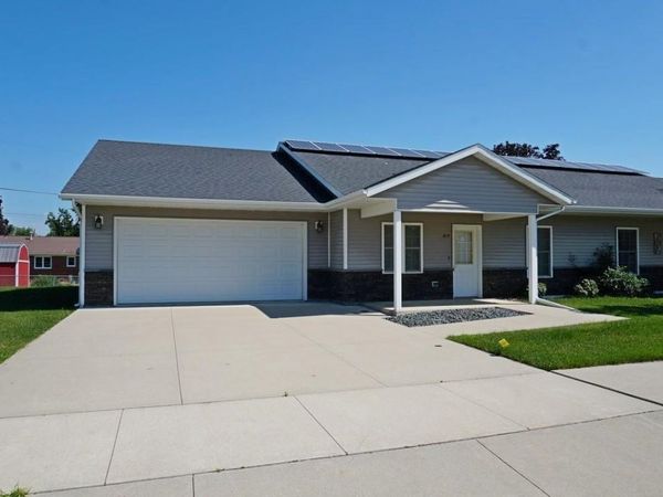815 Parkside Lane, Charles City, IA 50616