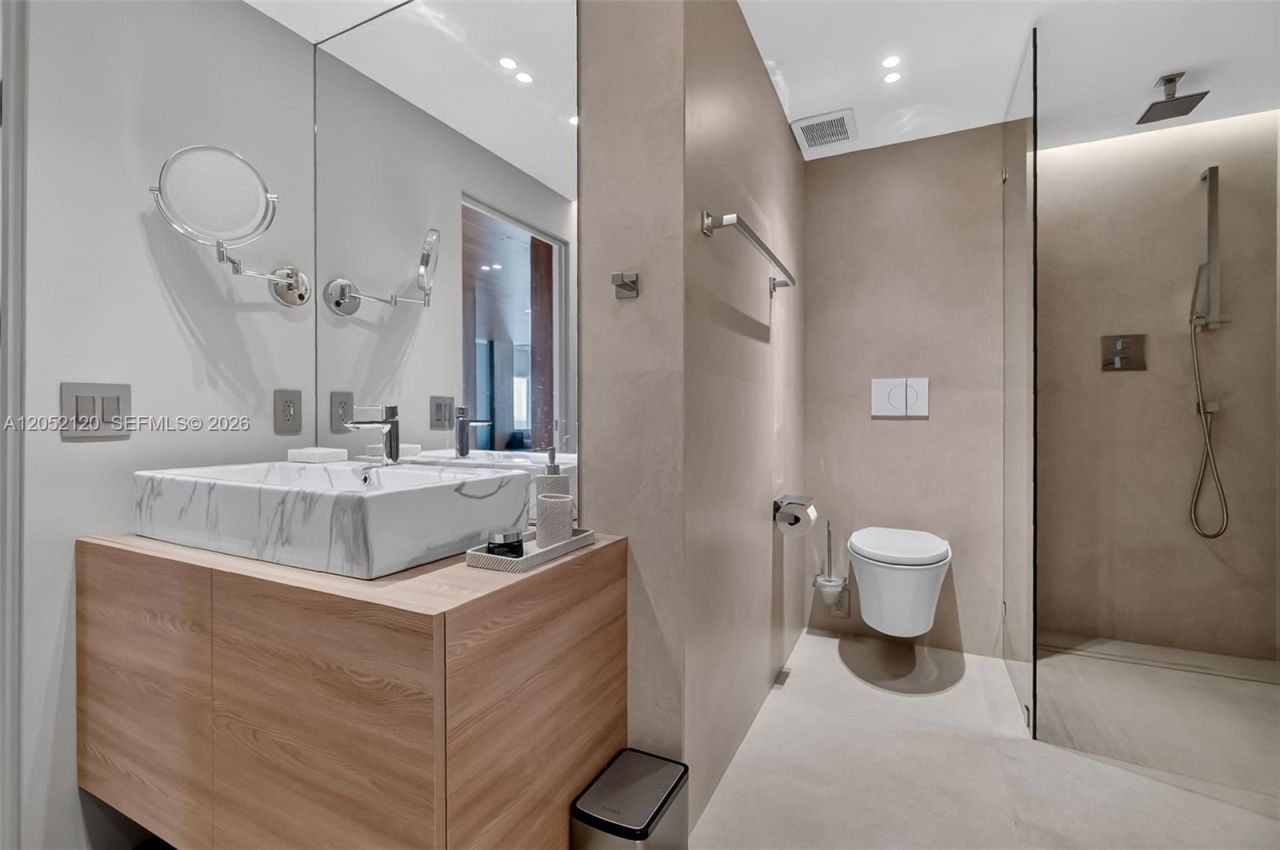 300 Bayview Dr , Unit 916, Sunny Isles Beach, FL 33160 Photo