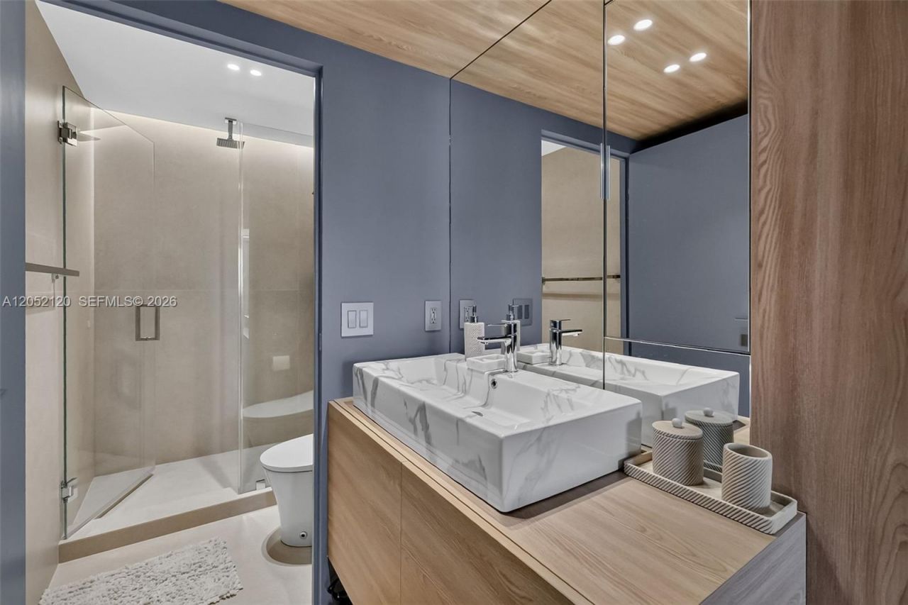 300 Bayview Dr , Unit 916, Sunny Isles Beach, FL 33160 Photo