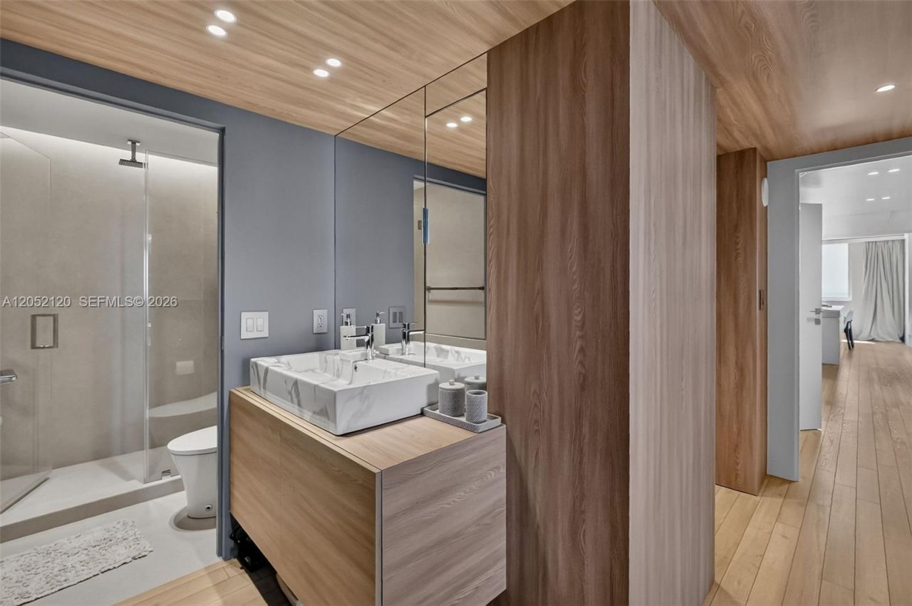 300 Bayview Dr , Unit 916, Sunny Isles Beach, FL 33160 Photo