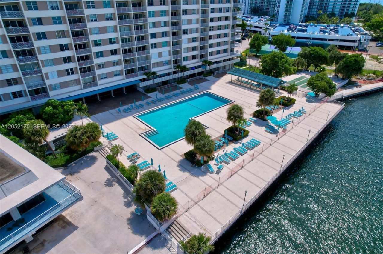 300 Bayview Dr , Unit 916, Sunny Isles Beach, FL 33160 Photo