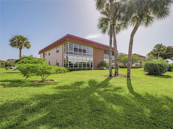 106 Spring Lake Court, Unit 201, Vero Beach, FL 32962