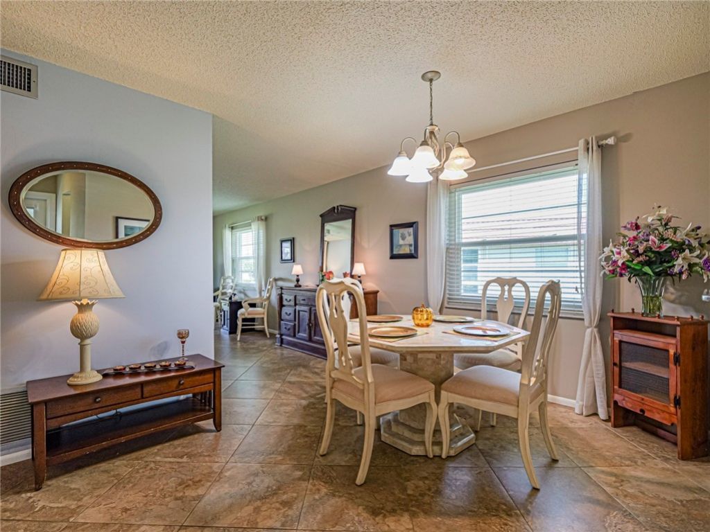 106 Spring Lake Court, Unit 201, Vero Beach, FL 32962 Photo