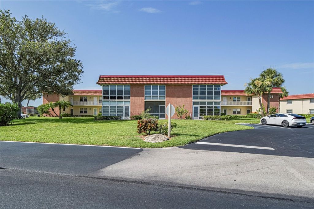 106 Spring Lake Court, Unit 201, Vero Beach, FL 32962 Photo