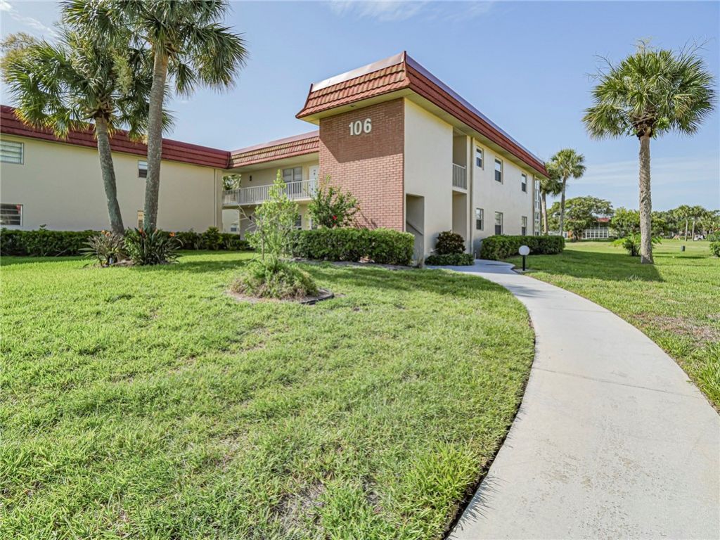 106 Spring Lake Court, Unit 201, Vero Beach, FL 32962 Photo