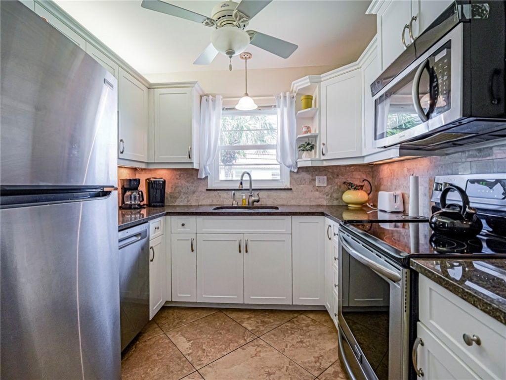 106 Spring Lake Court, Unit 201, Vero Beach, FL 32962 Photo