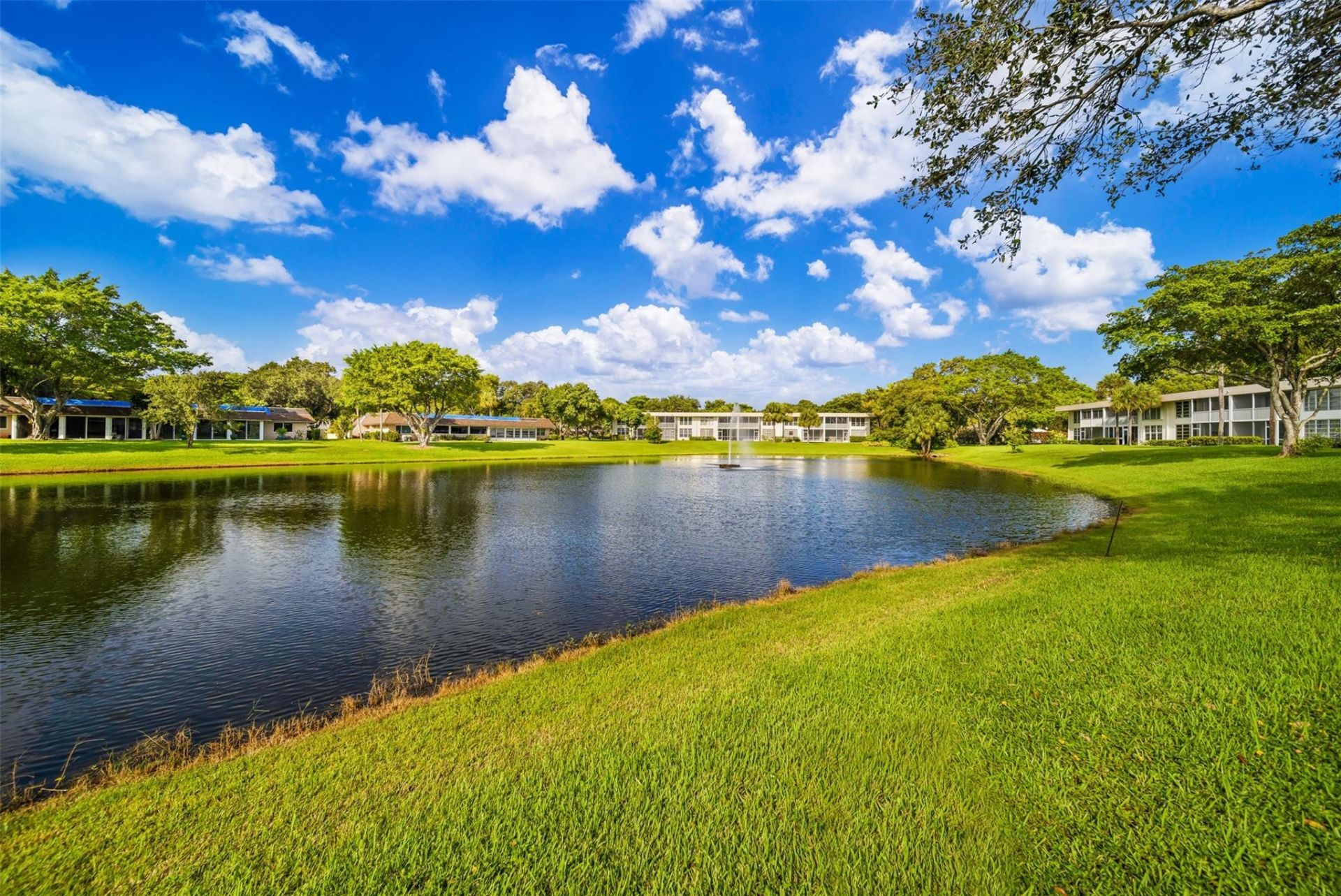 3611 Oaks Clubhouse Drive, Unit 104, Pompano Beach, FL 33069 Photo