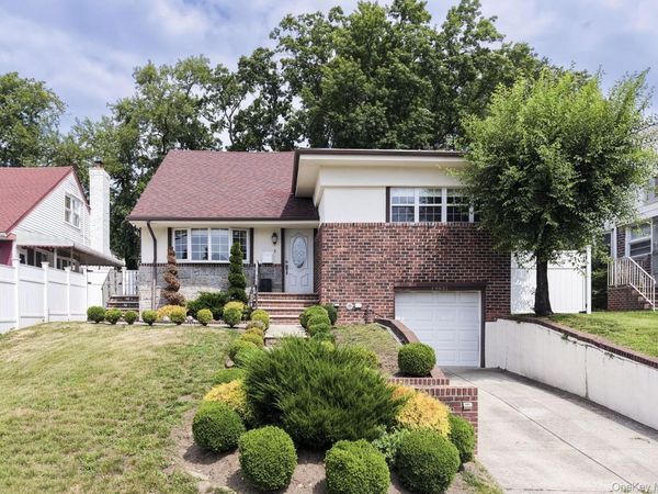 198-31 Pompeii Avenue , Holliswood, NY 11423