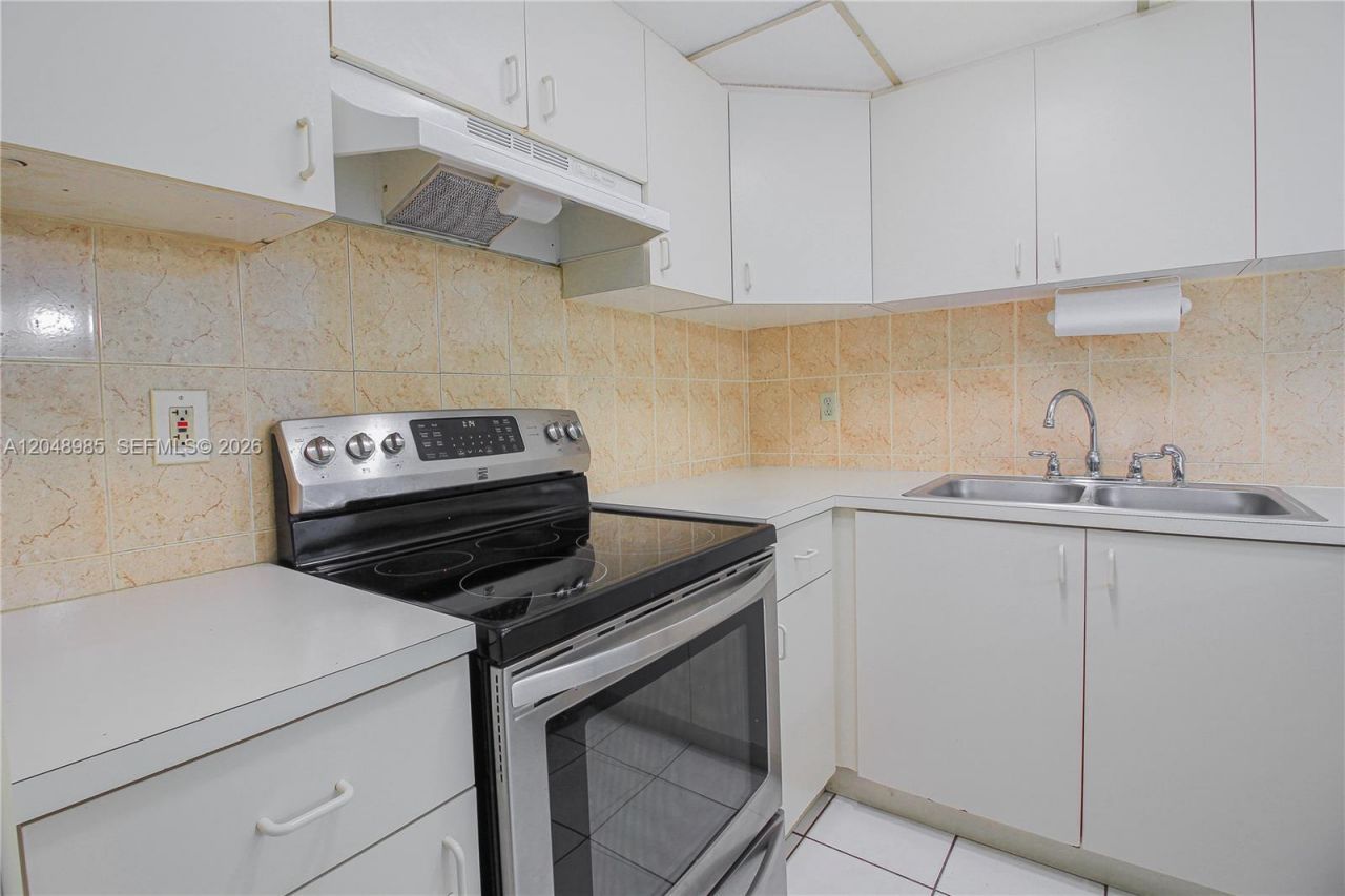 8050 NW 8th St , Unit 1306, Miami, FL 33126 Photo