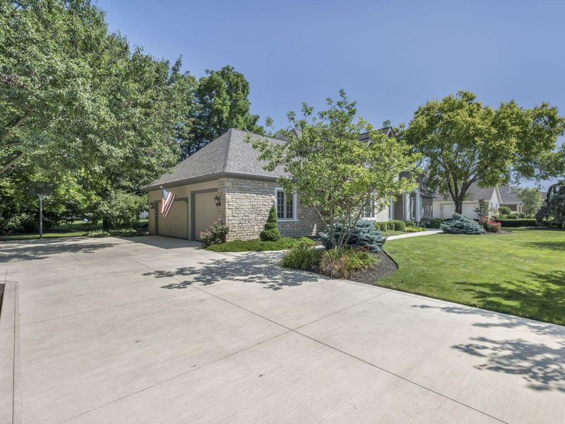 5976 Heritage Lakes Drive, Hilliard, OH 43026 Photo 2