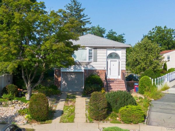 2 Atlas Court , New Hyde Park, NY 11040