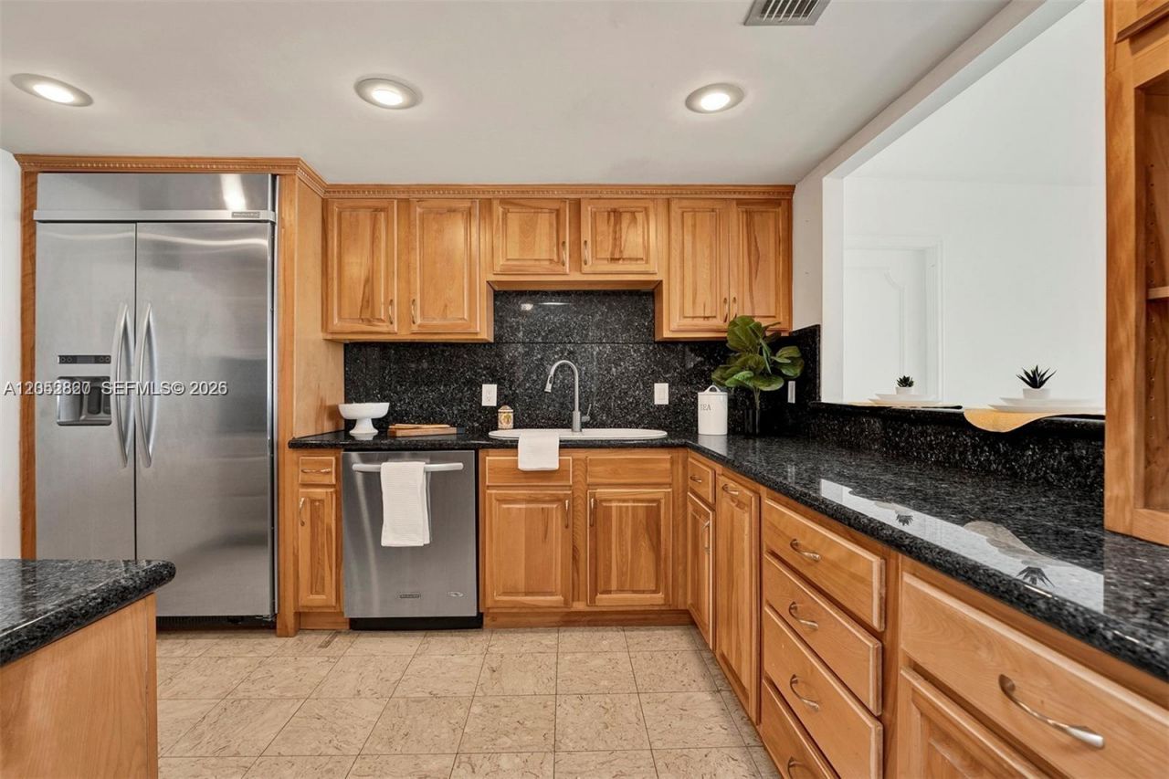 2 Grove Isle Dr , Unit B1103, Miami, FL 33133 Photo