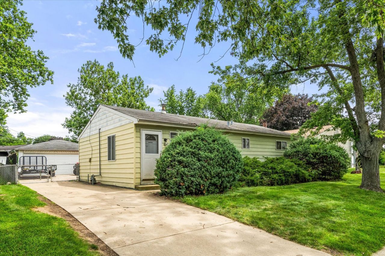 1629 Charles Drive , Glendale Heights, IL 60139