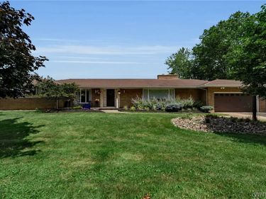 9230 Valley Stream Road, Clarence, NY 14031