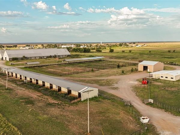 31665 E County Road 1350 , Willow, OK 73673