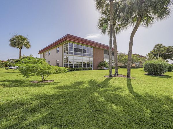 106 Spring Lake Court, Unit 201, Vero Beach, FL 32962