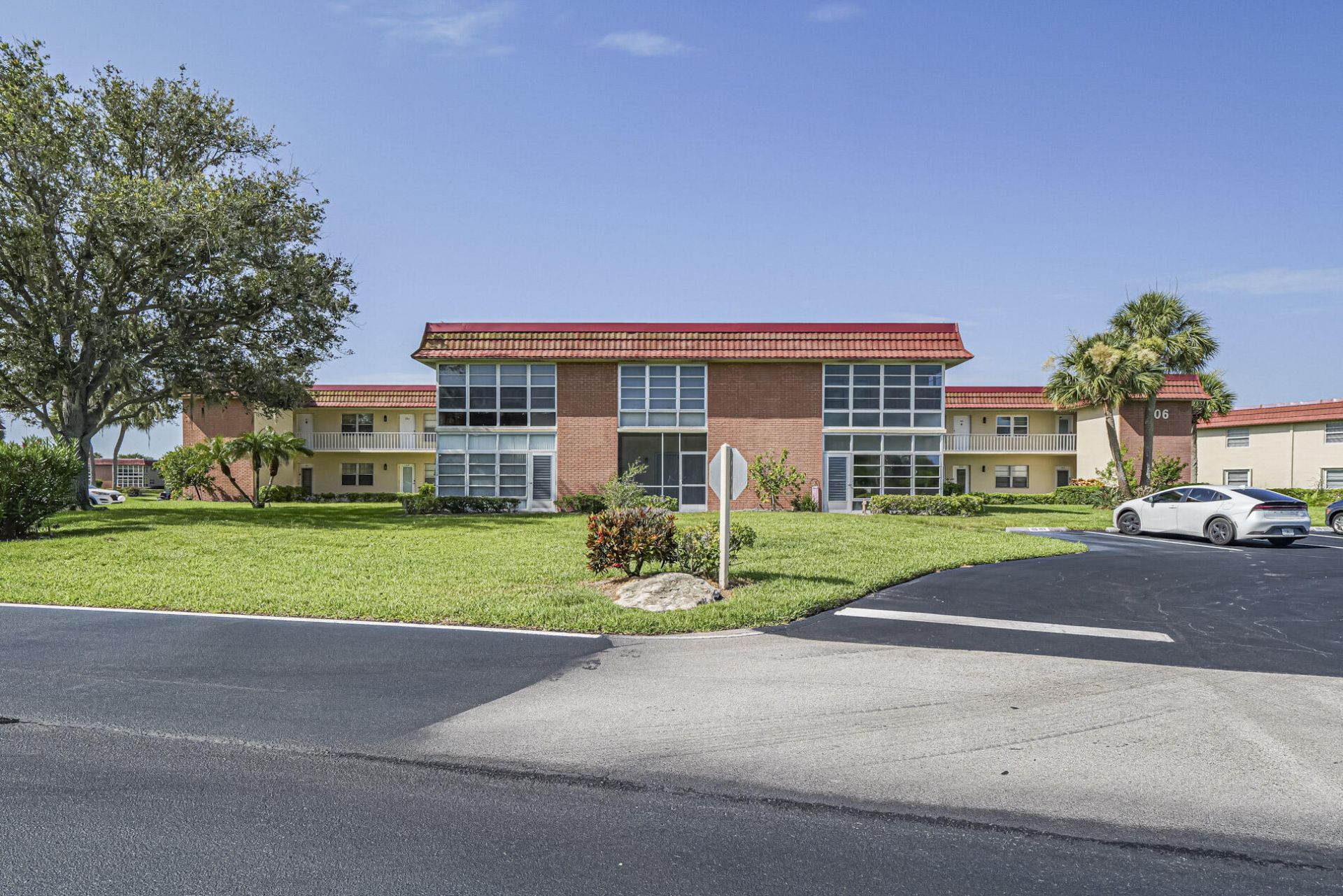 106 Spring Lake Court, Unit 201, Vero Beach, FL 32962 Photo