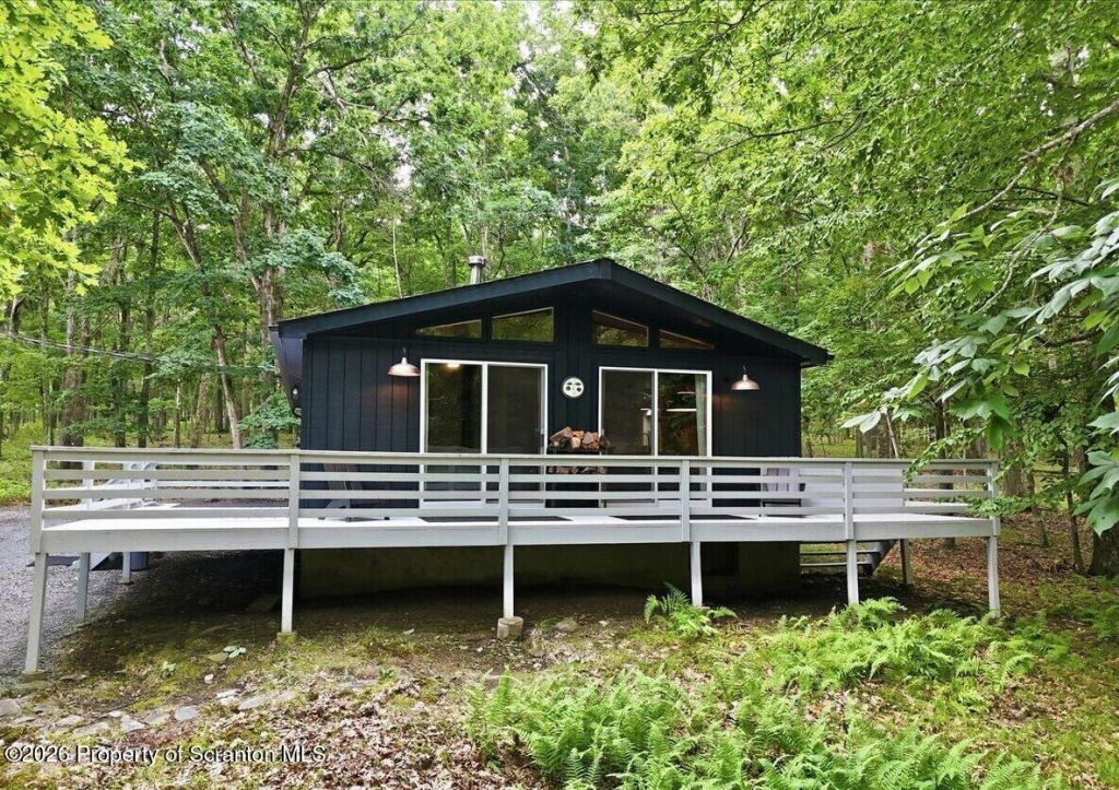 182 Robin Way, Lackawaxen, PA 18435 Main Photo